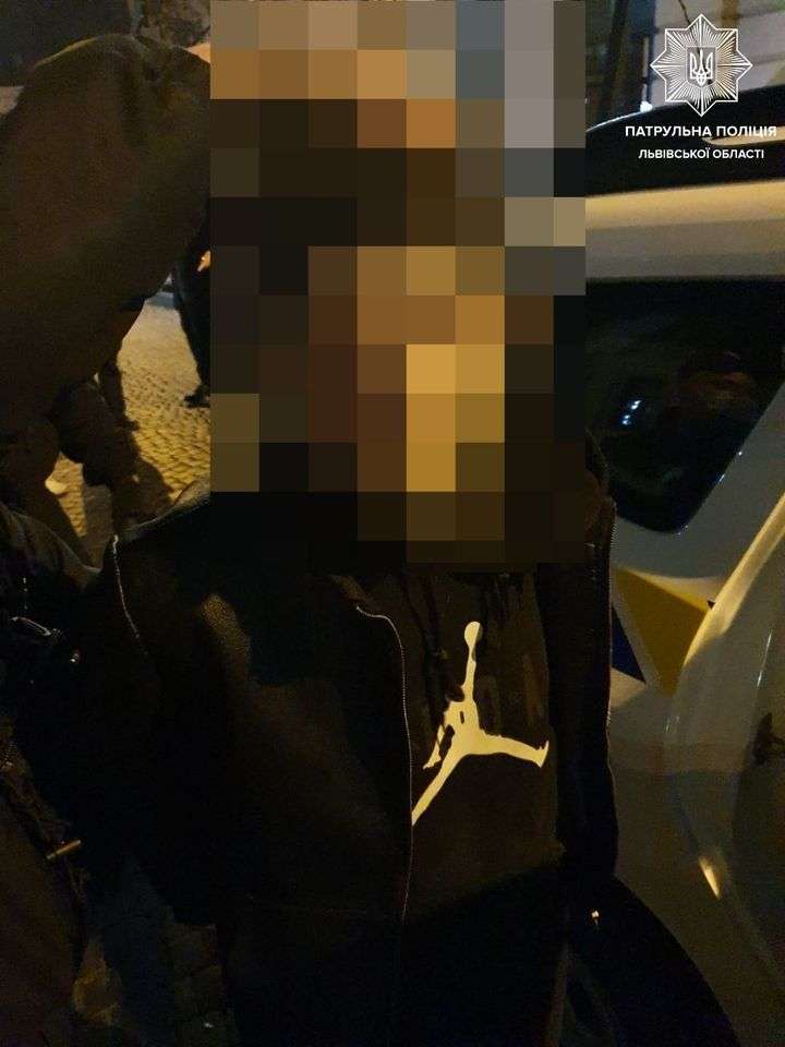 «Вирвав з рук телефон»: у Львові поліцейські спіймали чоловіка (фото)