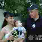«Я не міг би зробити по іншому»: поліцейській врятував жінку з немовлям, які провалилися у воду (ВІДЕО, ФОТО)