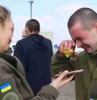 «Я в Україні, мамусю!»: повернувся Захисник, який рік перебував у російському полоні (ВІДЕО)