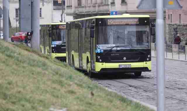 Як добратися до кладовищ: у поминальні дні у Львові збільшать кількість громадського транспорту