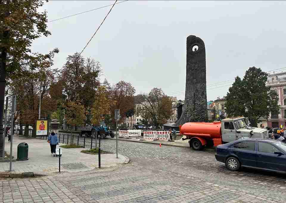 Як у Львові ліквідовували «фонтан» в центрі міста і яка ситуація зараз (ВІДЕО, ФОТО)