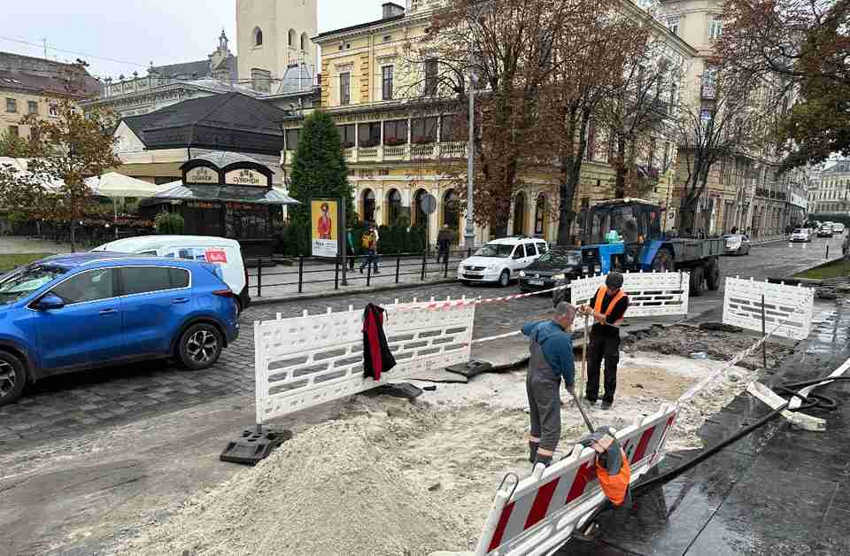 Як у Львові ліквідовували «фонтан» в центрі міста і яка ситуація зараз (ВІДЕО, ФОТО)