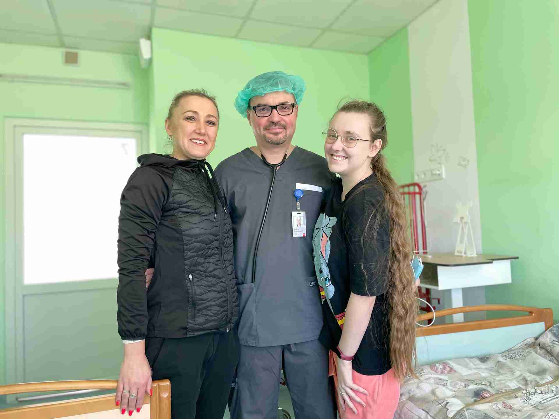 Юну волонтерку зі Львова прооперували за допомогою робота-хірурга (ФОТО)