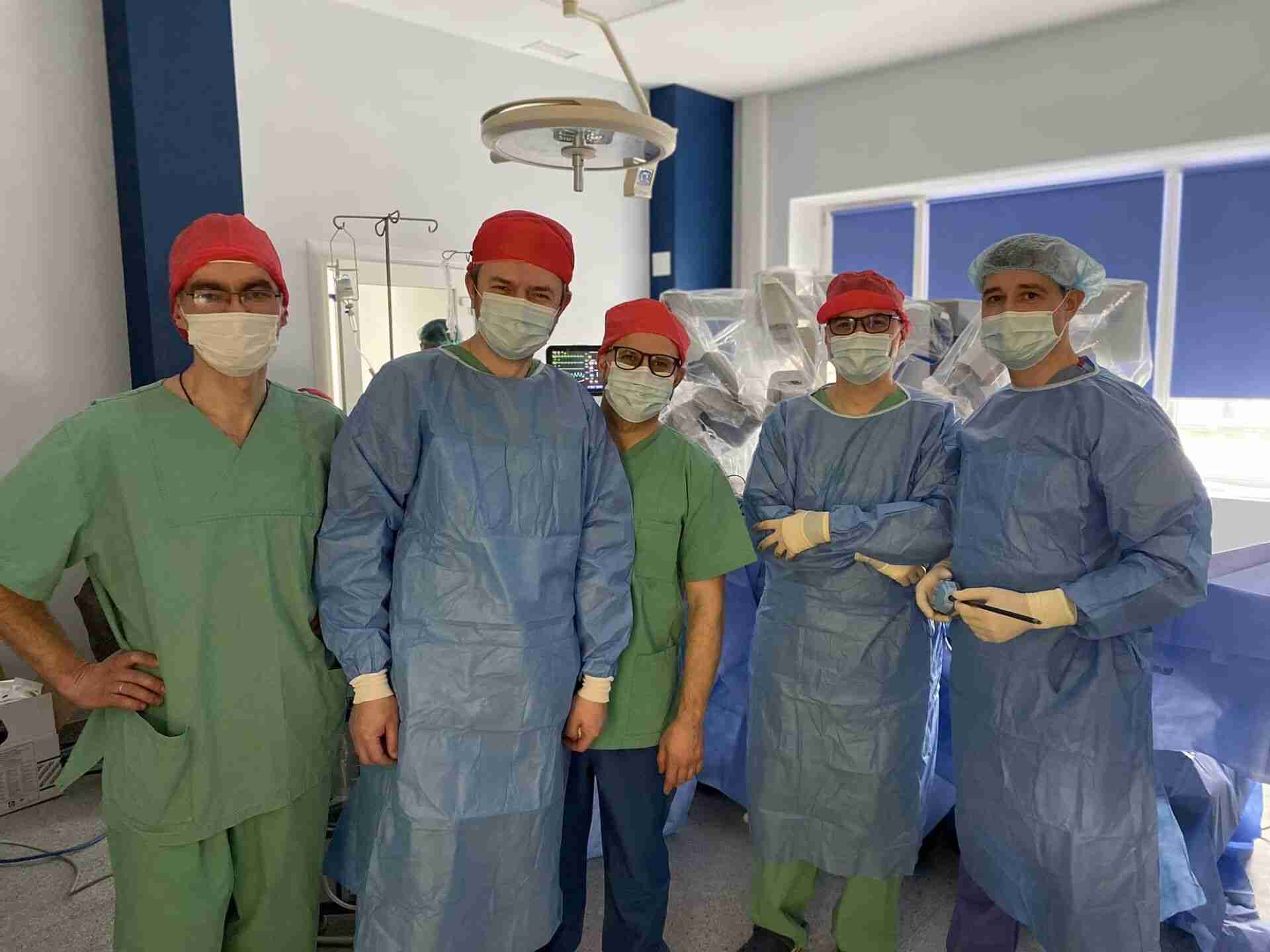 Юну волонтерку зі Львова прооперували за допомогою робота-хірурга (ФОТО)