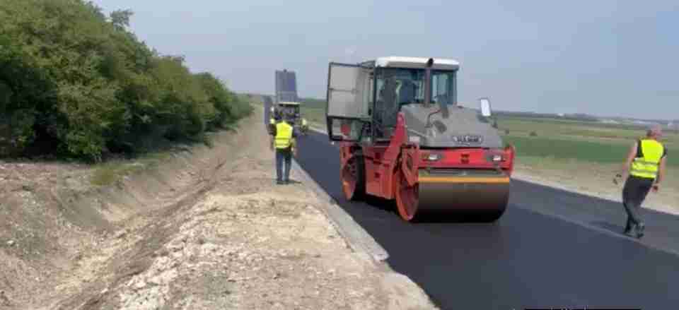 З'єднує два міжнародні пункти пропуску: на Львівщині почали ремонт прикордонної дороги (ВІДЕО)