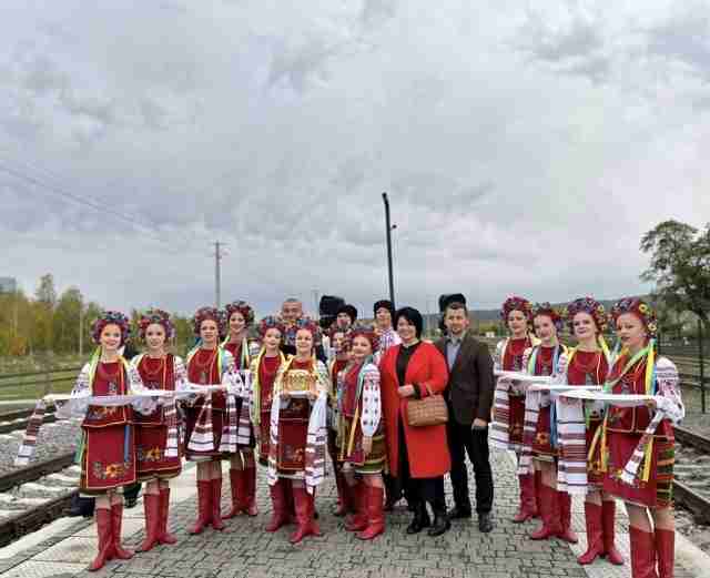 З танцями та короваєм: в мережі обурилися урочистостям з нагоди запуску нового залізничного сполучення на Львівщині (ВІДЕО)