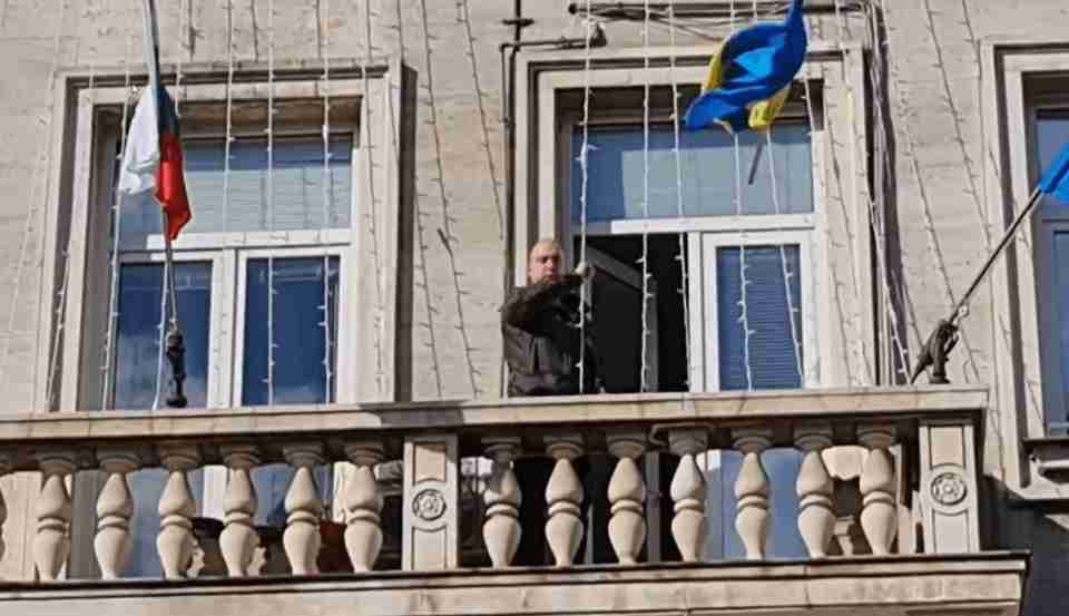 З вигуком «Ура!»: у Софії політик зняв та викинув прапор України з будівлі муніпалітету (ВІДЕО)