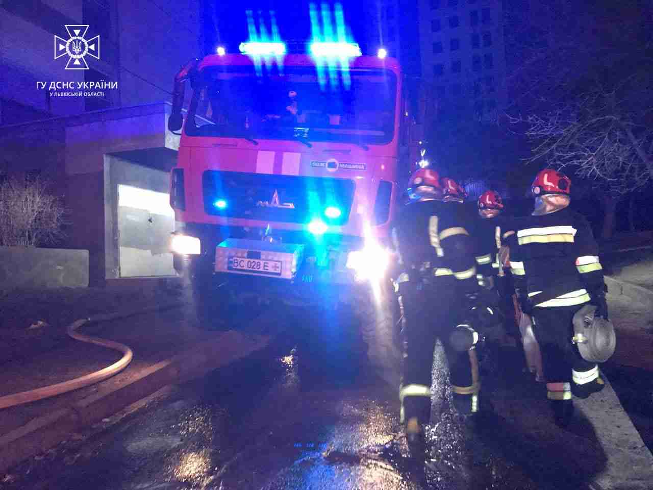 З вікна вибивалось полум’я: львівські рятувальники дивом врятували чоловіка з палаючої квартири (ФОТО)