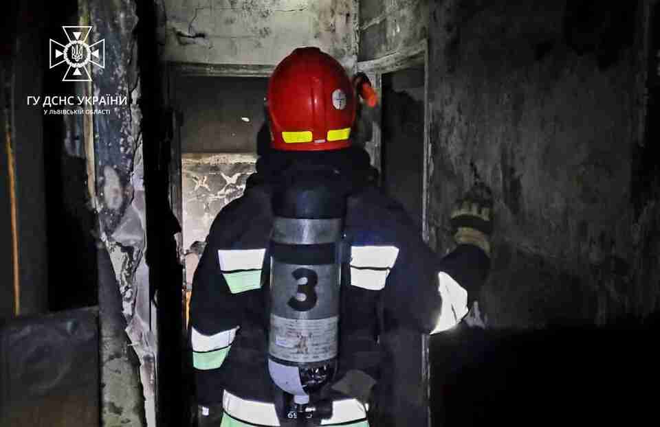 З вікна вибивалось полум’я: львівські рятувальники дивом врятували чоловіка з палаючої квартири (ФОТО)