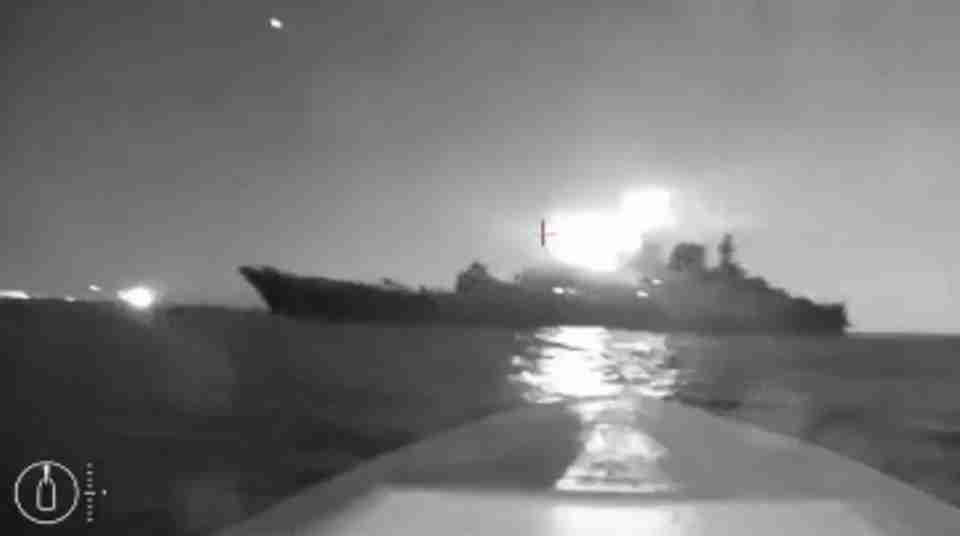 З'явилося відео моменту пошкодження великого десантного корабля в бухті Новоросійська (ВІДЕО)