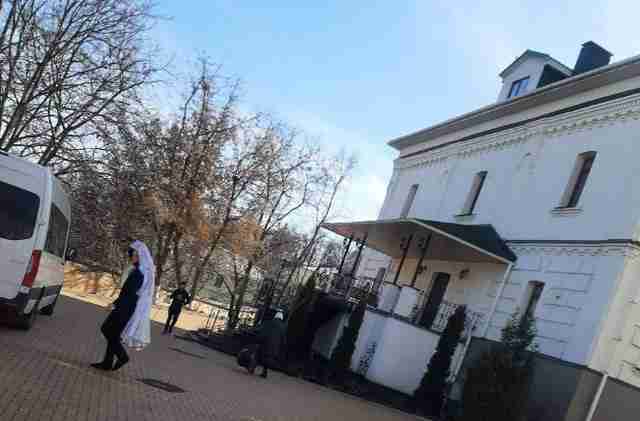 З'явилося відео, як митрополит УПЦ МП  вивозить своє майно з Лаври (ФОТО, ВІДЕО)