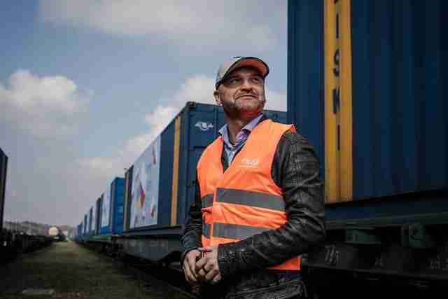 «За нас сьогодні воюють українці. І їм потрібна допомога»:Польський бізнесмен відправив у Харків поїзд із 500 тонн гуманітарного вантажу