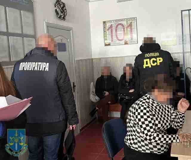 За підозрою у корупції затримали начальників двох відділів міграційної служби Львівщини (ФОТО)