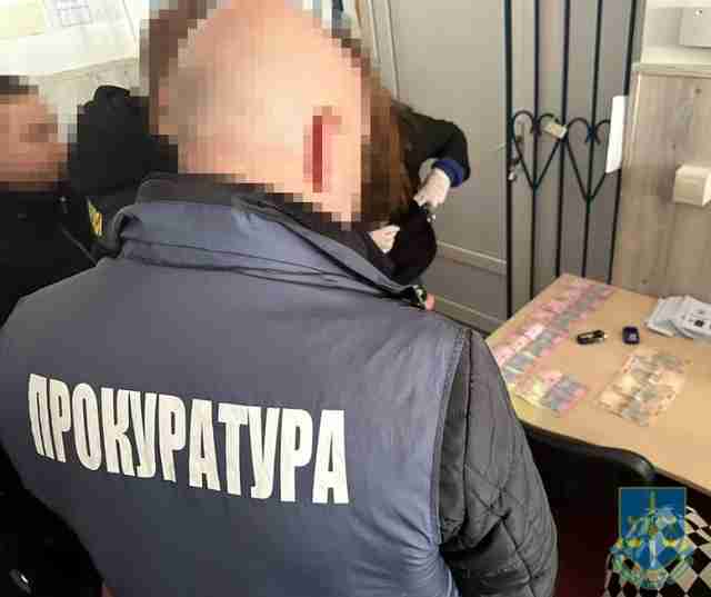 За підозрою у корупції затримали начальників двох відділів міграційної служби Львівщини (ФОТО)