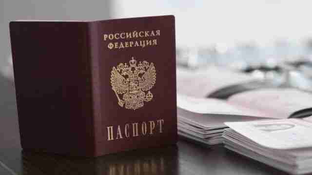 За яких умов росіянам в Україні будуть видавати посвідки на проживання: пояснили у ДМС