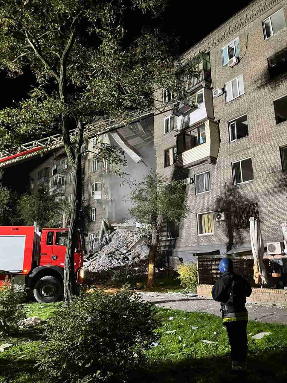 Забрали життя мирної людини: росіяни вдарили по житловому будинку Запоріжжя (ФОТО)