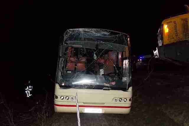 Загинули люди: на Тернопільщині перекинувся автобус з пасажирами (ФОТО)