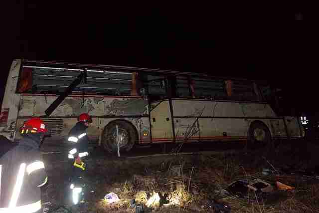 Загинули люди: на Тернопільщині перекинувся автобус з пасажирами (ФОТО)