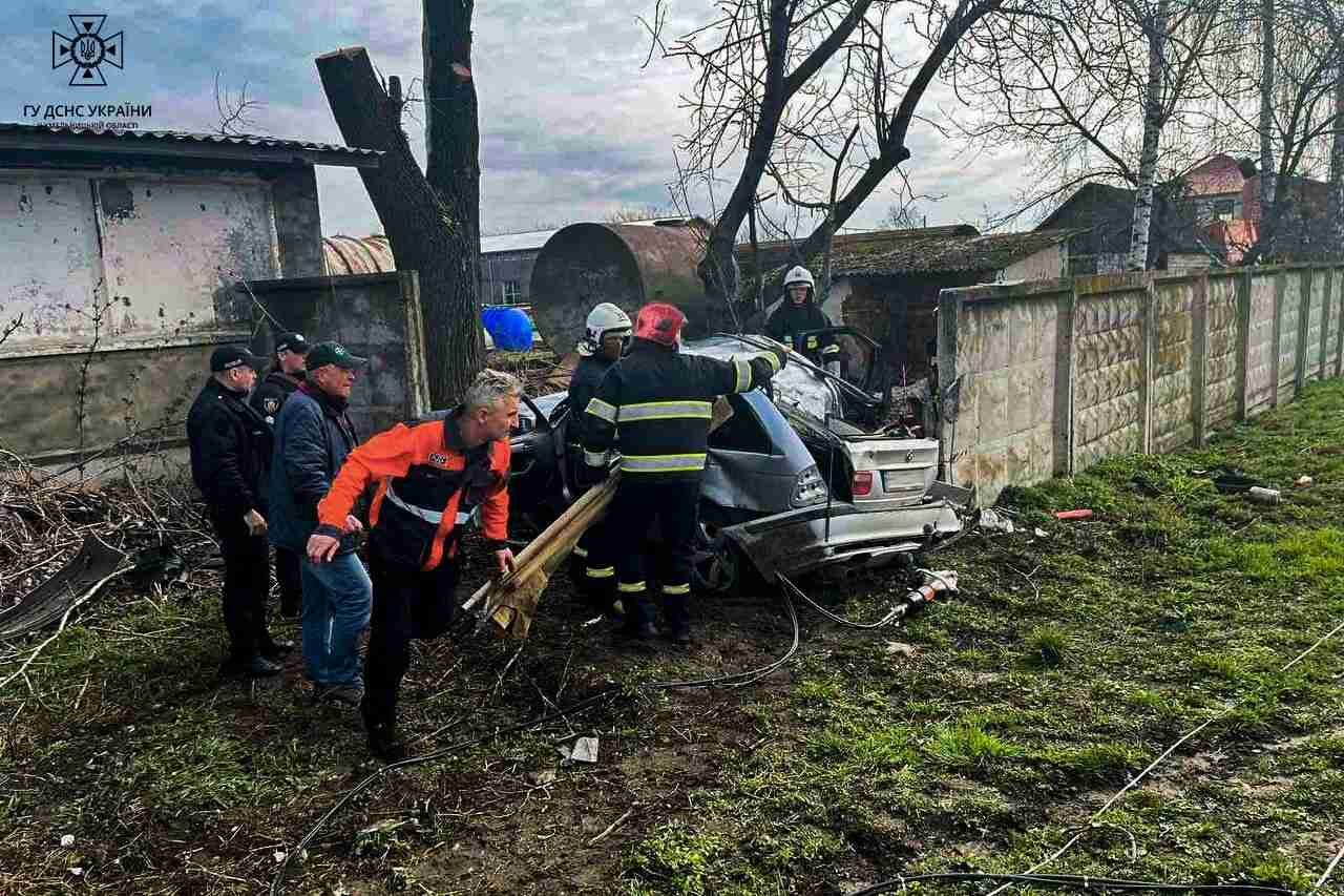 Загинув юний водій «BMW»: на Хмельниччині сталася смертельна ДТП (ФОТО)