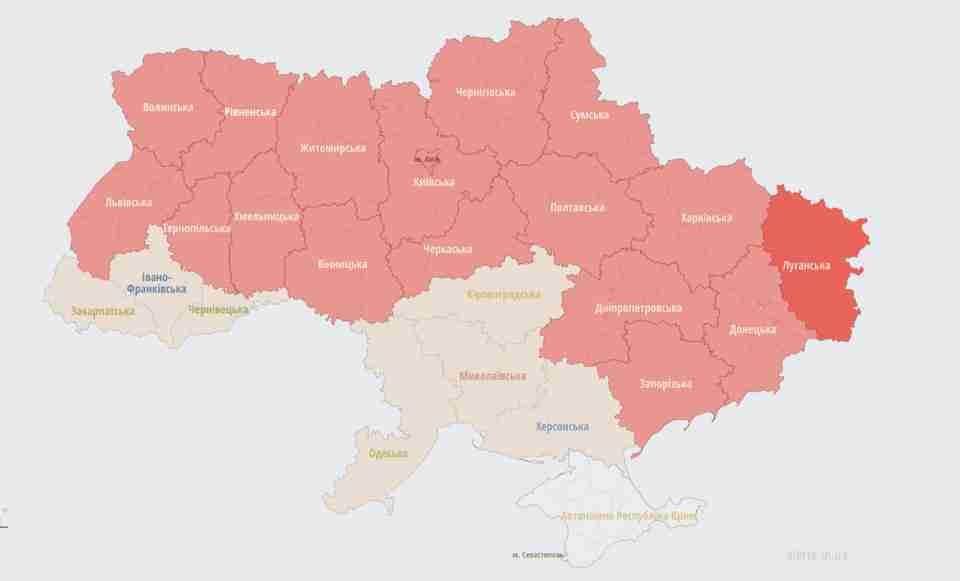 Загроза ракетного удару триває майже по всій території України