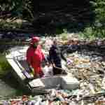 Закарпатські рятувальний шостий день вигрібають сміття з гірської річки (відео, фото)