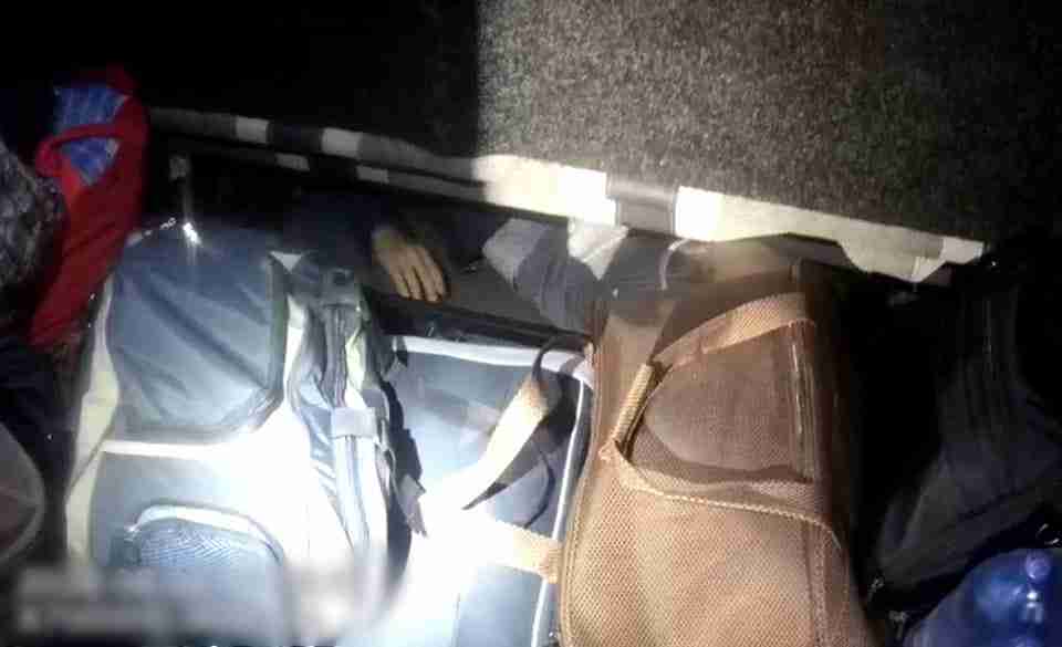Закарпатський ухилянт намагався виїхати за кордон у багажнику авто (ВІДЕО)