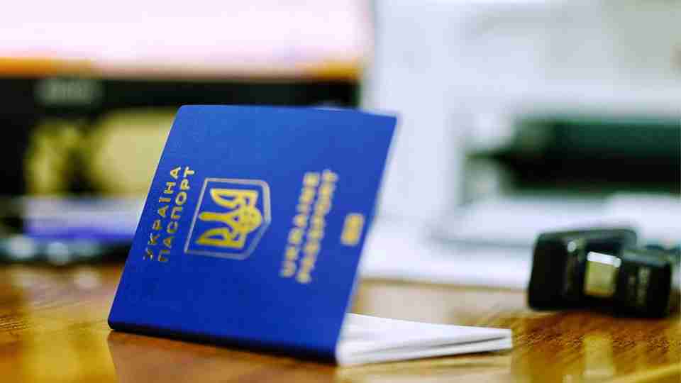 Закордонний паспорт в обмін на військовий квиток: що чекає на українців за кордоном