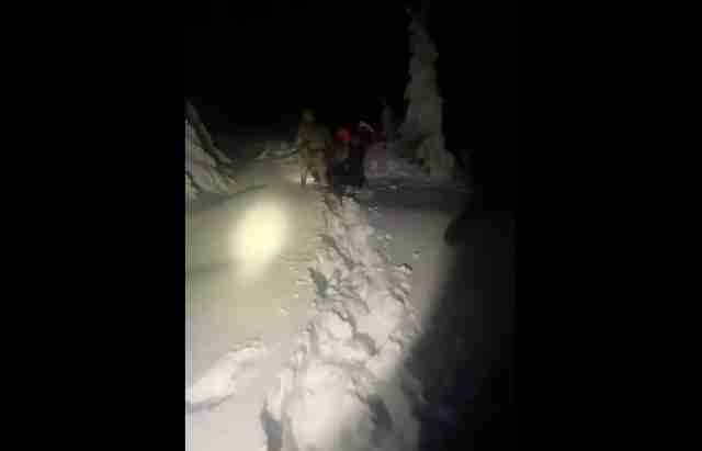 Замість румунських, знайшли українські прикордонники: в зимових горах рятували чоловіка в кросівках (ВІДЕО)