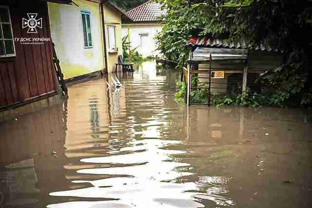 Затоплені будинки, підвали лікарні, автосервіс: наслідки негоди на Львівщині (ФОТО)