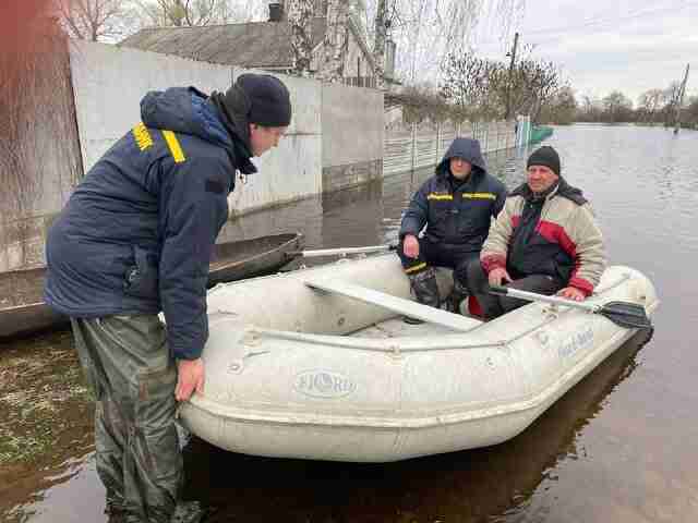 Затоплено десятки населених пунктів, перекритий рух: де в Україні найгірша ситуація (ФОТО)