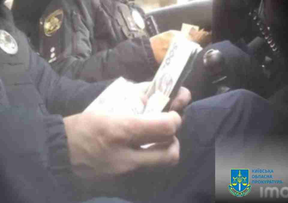 Затримали патрульних поліцейських, які на блокпостах займалися вимаганням грошей від водіїв (ФОТО)