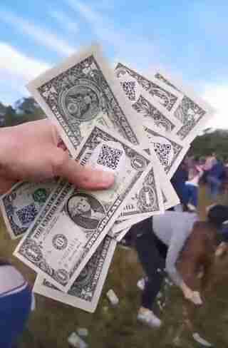 Збирали гроші в пакети: в Чехії людям скинули мільйон доларів із гелікоптера (ФОТО, ВІДЕО)