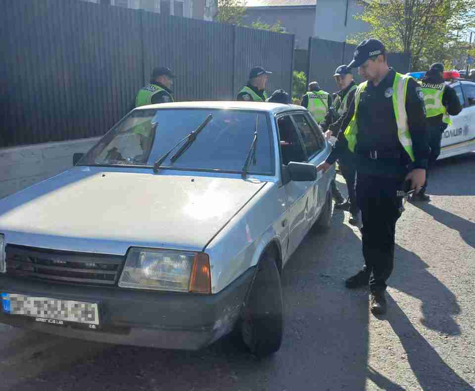 Збив поліцейського на краденому авто: поблизу Львова затримали чоловіка (ФОТО)