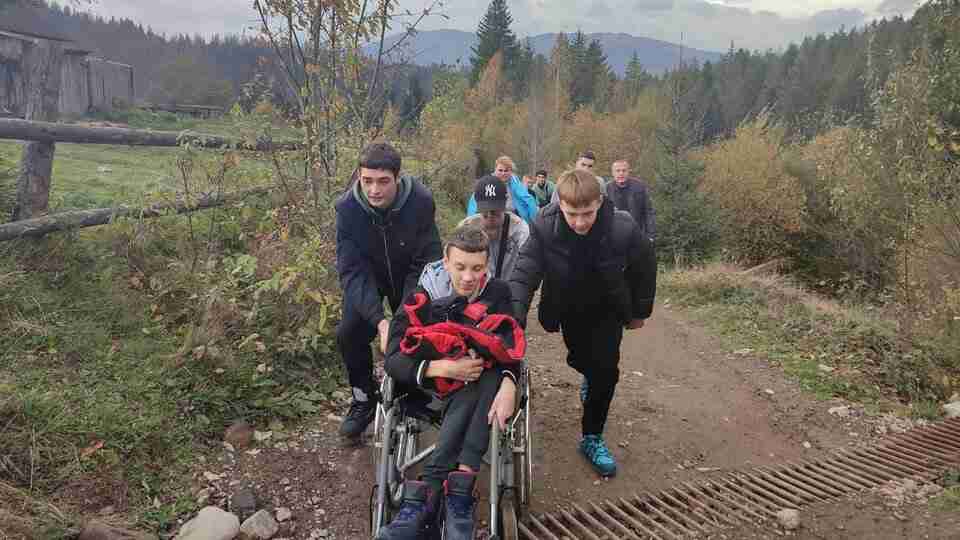 Здійснили мрію: школярі з Волині винесли хворого хлопця на гору в Карпатах (ФОТО)