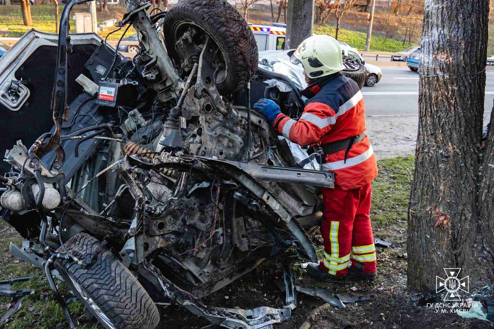 Жахлива ДТП: у Києві автомобіль зім'яло від зіткнення з деревом (ФОТО)