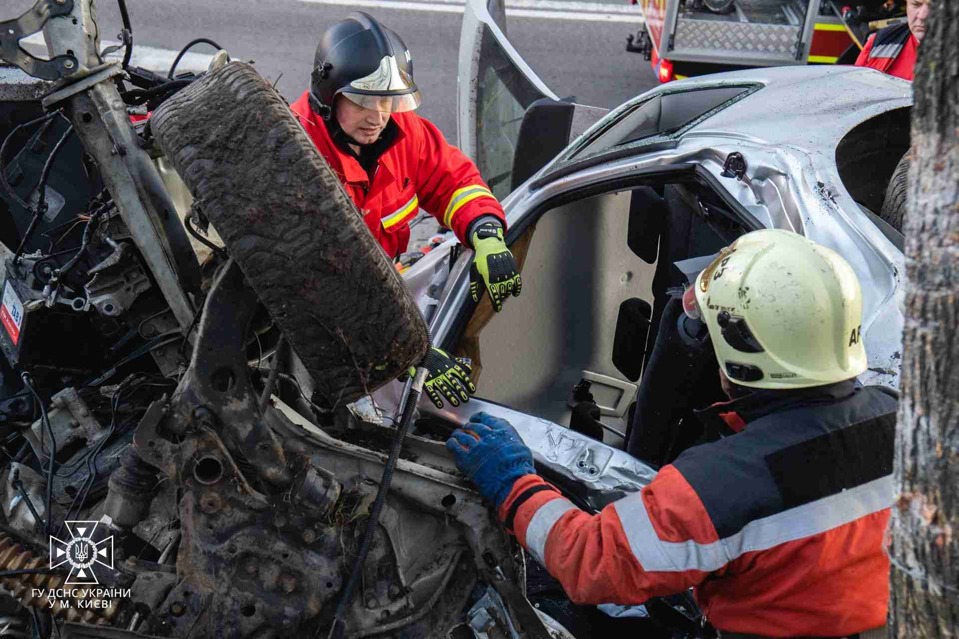 Жахлива ДТП: у Києві автомобіль зім'яло від зіткнення з деревом (ФОТО)