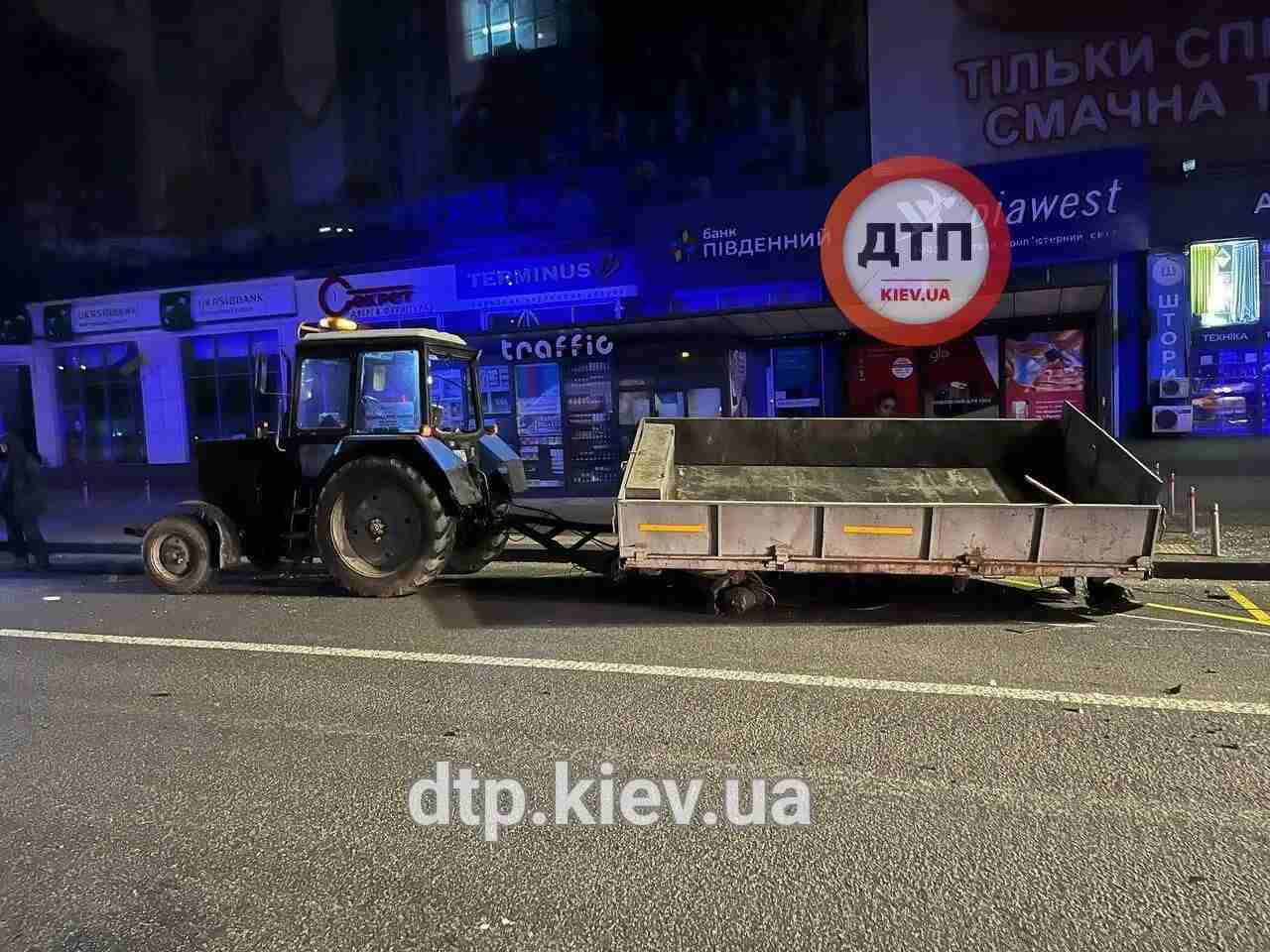 Жахлива ДТП в Києві: легковик на швидкості влетів в трактор комунальників (ФОТО)