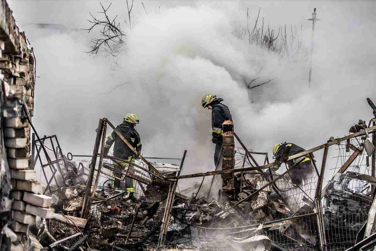 Жахливі кадри: внаслідок атаки рф, знищений житловий квартал Дніпра, багато потерпілих (ФОТО)