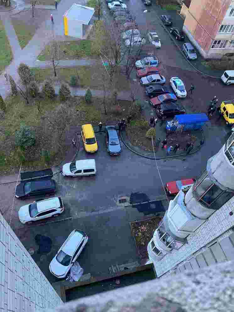 Жахливий випадок у Львові: з вікна багатоповерхівки випала молода жінка (ФОТО)