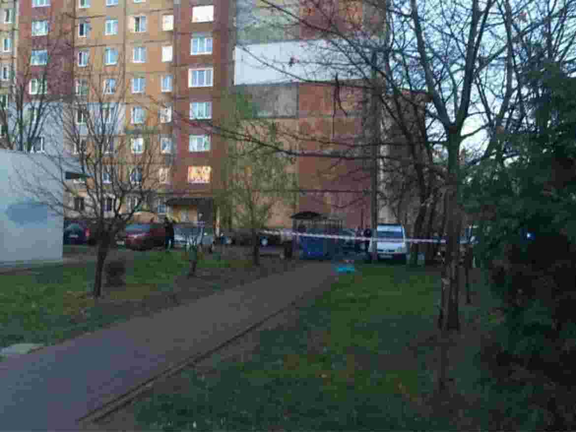 Жахливий випадок у Львові: з вікна багатоповерхівки випала молода жінка (ФОТО)