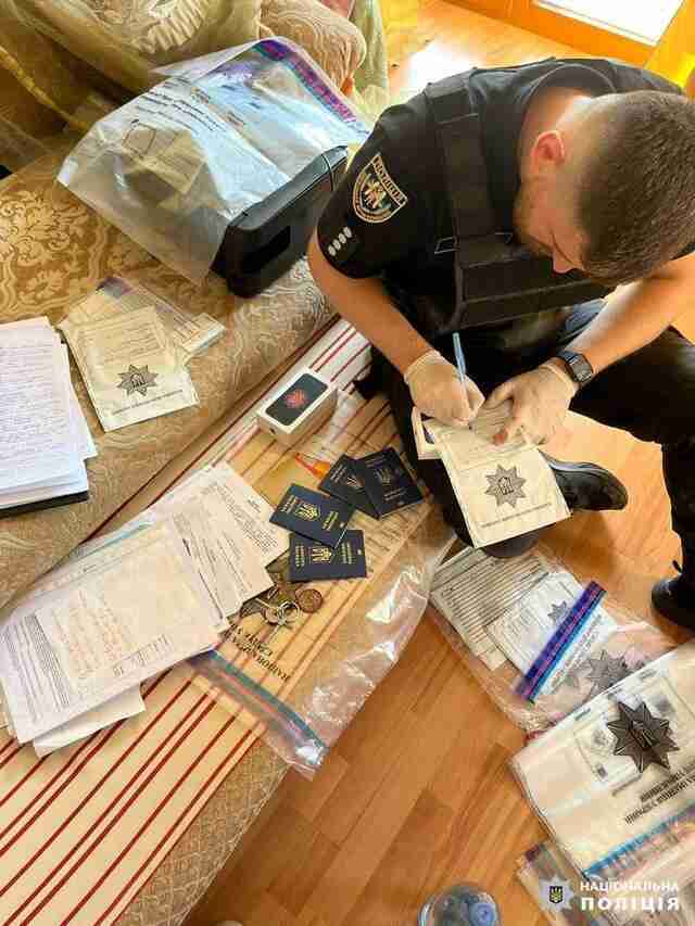 Житель Львівщини виготовляв фальшиві документи для виїзду ухилянтів закордон