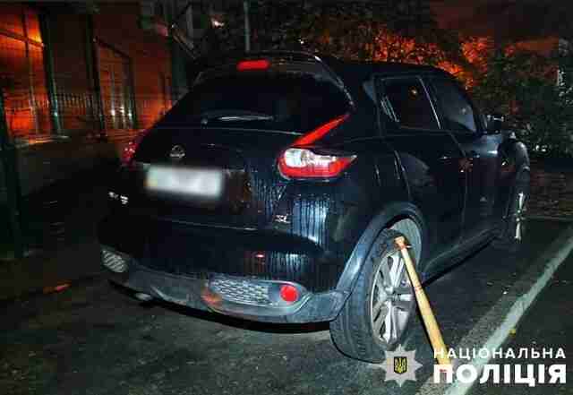 Жителька Києва потрощила битою припарковані в дворі авто (ФОТО)