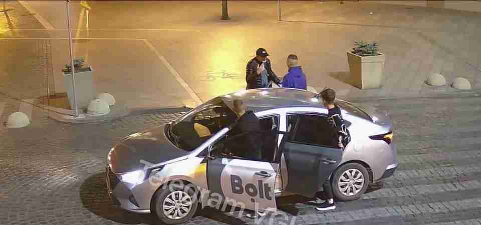 Жорстоко побили і кинули посеред дороги непритомного: оприлюднено відео побиття чоловіка в Ужгороді (ВІДЕО 18+)