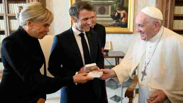 Журналіст спростував крадіжку книги зі Львова, яку подарували Папі Римському