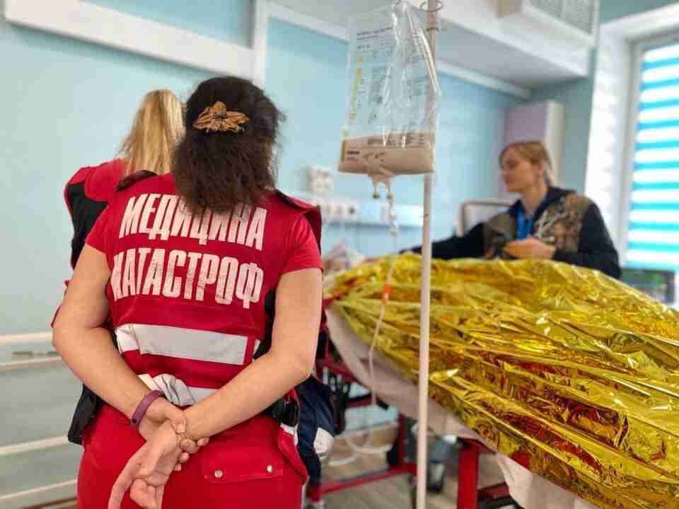 Зі Львова евакуювали на лікування 17-річну дівчину, яка постраждала внаслідок обстрілу росіян станції Чаплине (ФОТО)