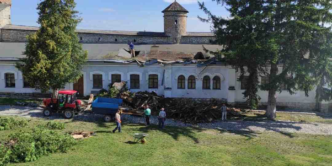 Зірвані дахи, пошкоджена пам’ятка архітектури, повалені дерева: у Кам’янці-Подільському негода наробила лиха (фото, відео)