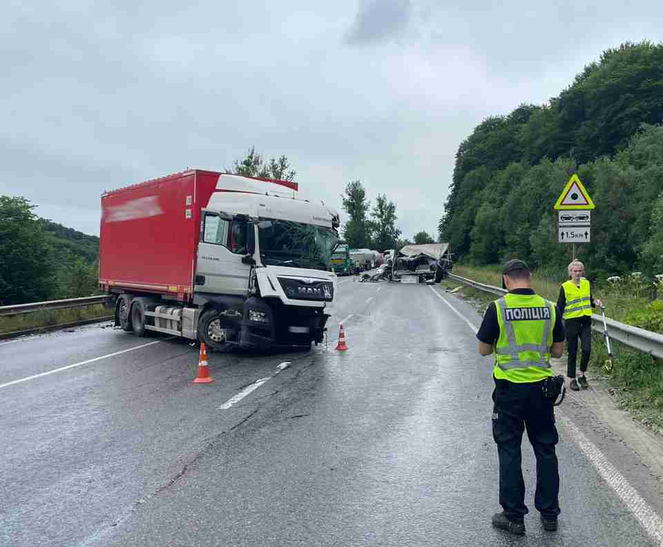 Зіткнення вантажівок: у поліції розповіли деталі ДТП під Львовом (ФОТО)