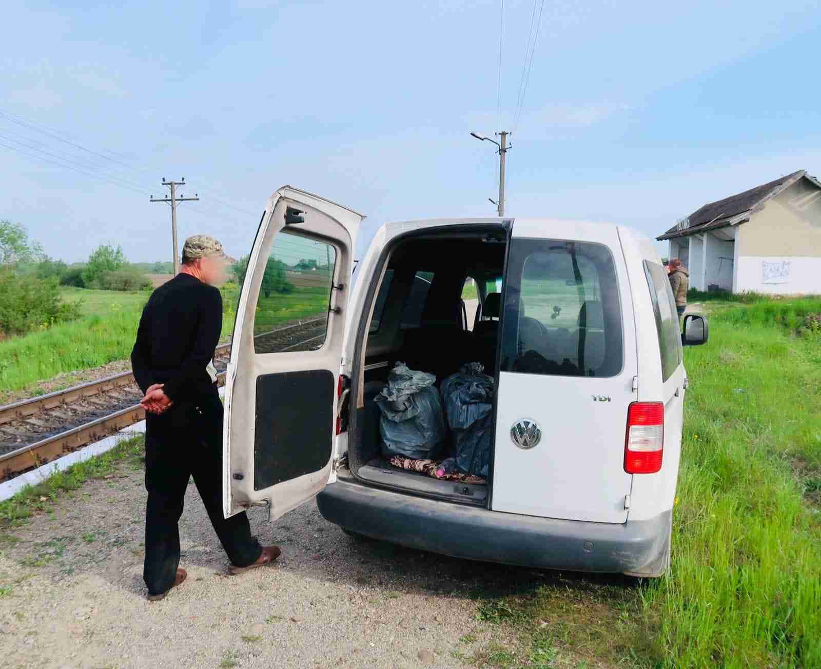 Зливали дизпаливо з потяга: на Прикарпатті спіймали машиніста і його спільника (ФОТО)