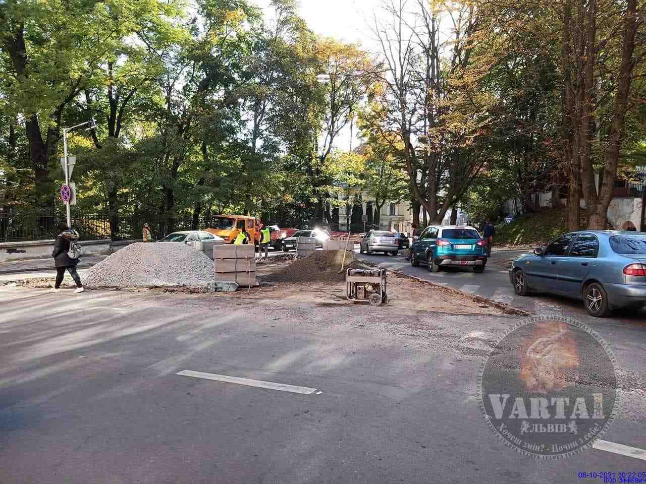 Зміна руху, знаків і новий острівець безпеки: ранковий сюрприз для львівських водіїв (ФОТО)