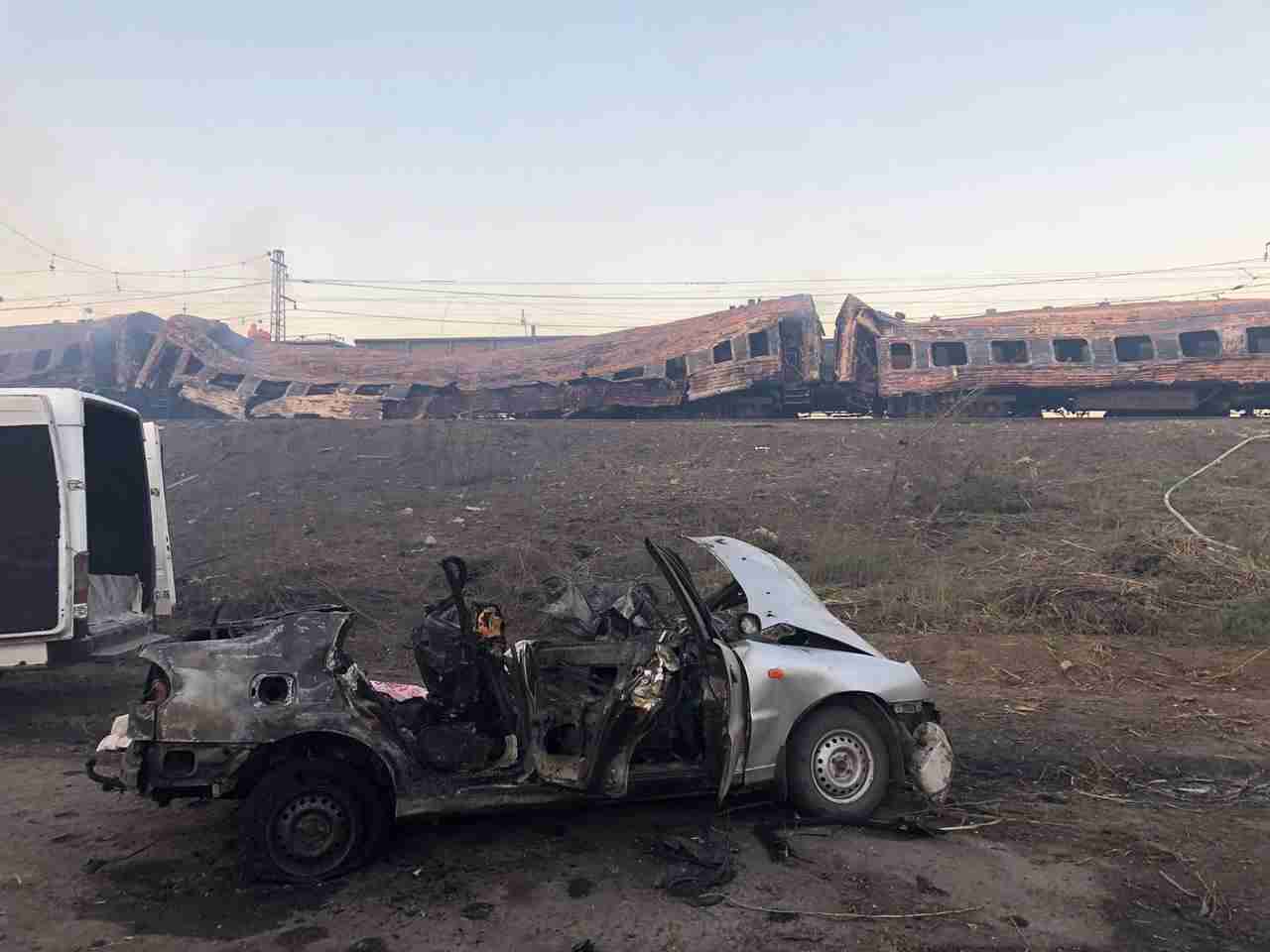 Знищені вагони та спалені авто: моторошні кадри з місця удару на Дніпропетровщині (ФОТО)